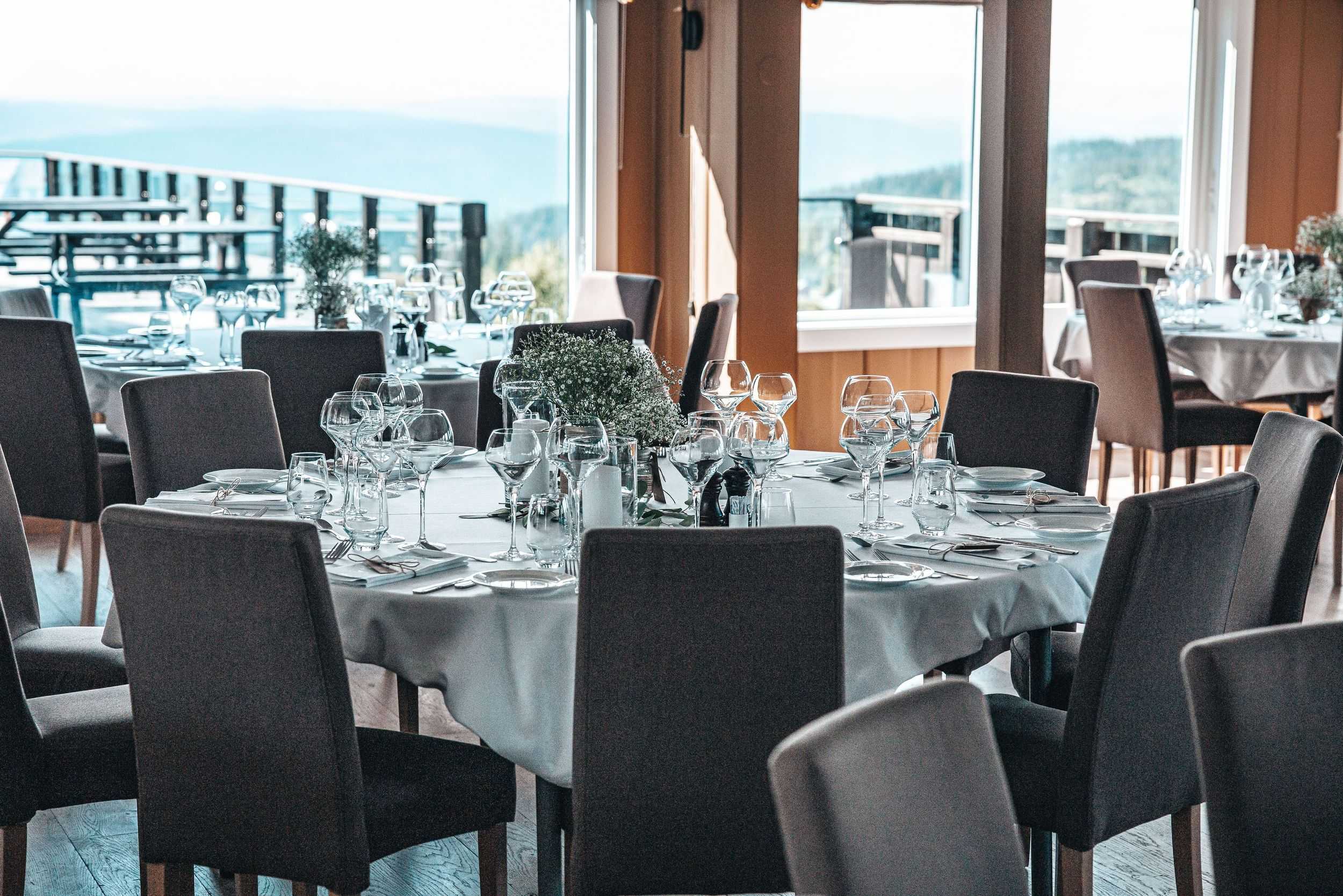 Bord pyntet til selskap.